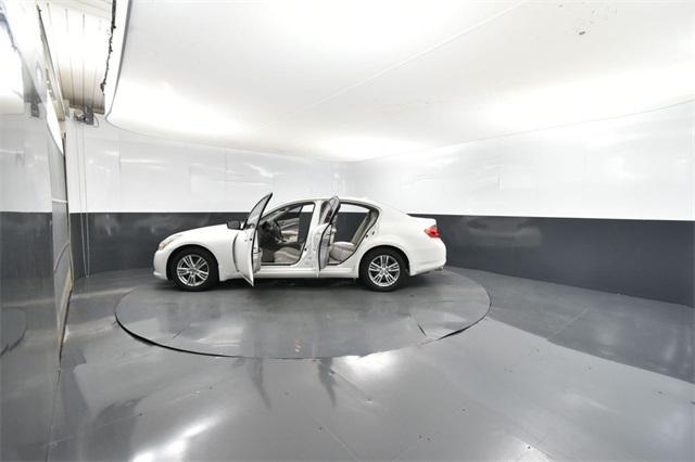 Photo of 2013 Moonlight White INFINITI G37x