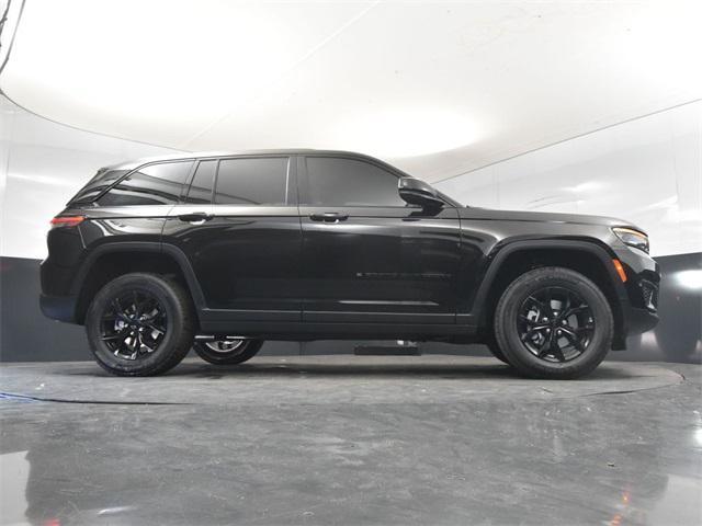 Photo of 2025 Diamond Black Crystal Pearlcoat Jeep Grand Cherokee