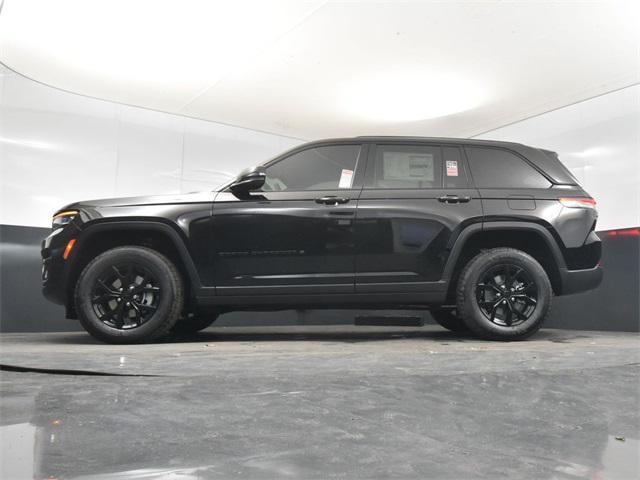Photo of 2025 Diamond Black Crystal Pearlcoat Jeep Grand Cherokee