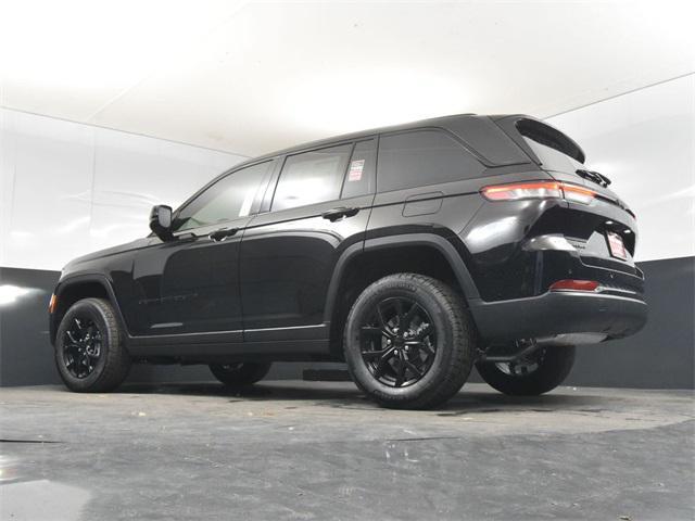 Photo of 2025 Diamond Black Crystal Pearlcoat Jeep Grand Cherokee