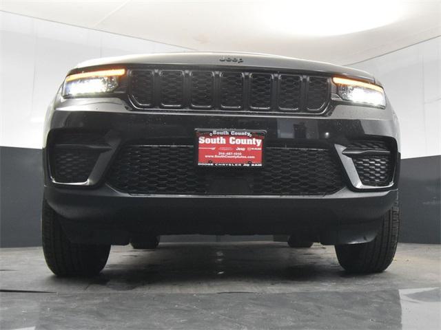 Photo of 2025 Diamond Black Crystal Pearlcoat Jeep Grand Cherokee