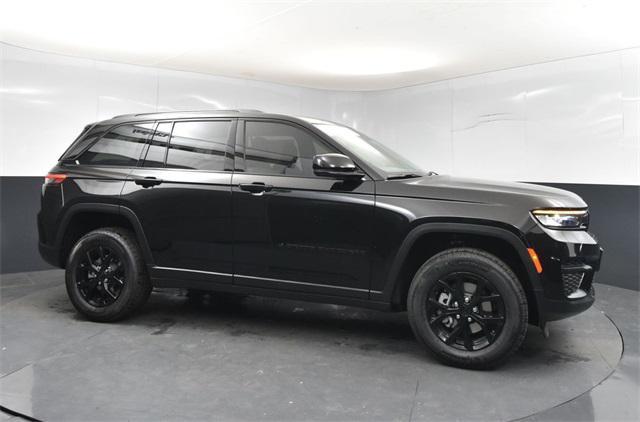 Photo of 2025 Diamond Black Crystal Pearlcoat Jeep Grand Cherokee