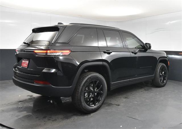 Photo of 2025 Diamond Black Crystal Pearlcoat Jeep Grand Cherokee