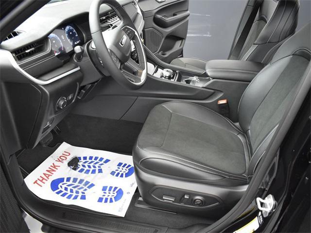 Photo of 2025 Diamond Black Crystal Pearlcoat Jeep Grand Cherokee