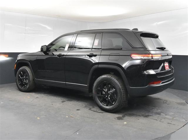 Photo of 2025 Diamond Black Crystal Pearlcoat Jeep Grand Cherokee