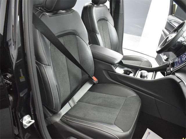Photo of 2025 Diamond Black Crystal Pearlcoat Jeep Grand Cherokee