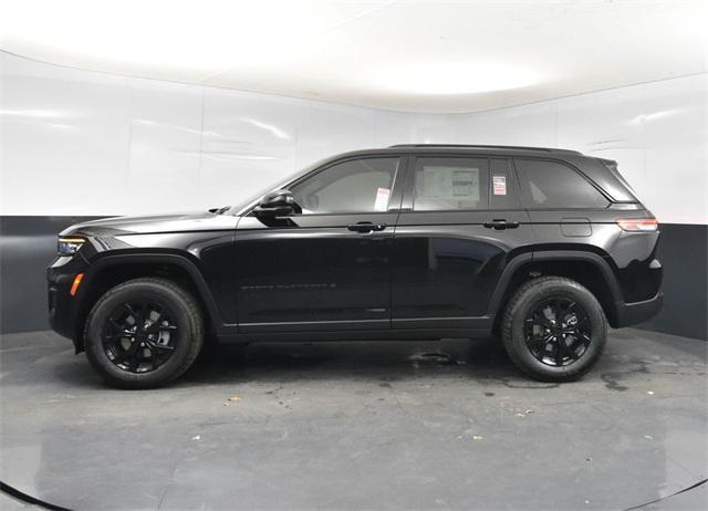 Photo of 2025 Diamond Black Crystal Pearlcoat Jeep Grand Cherokee