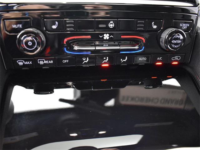 Photo of 2025 Diamond Black Crystal Pearlcoat Jeep Grand Cherokee