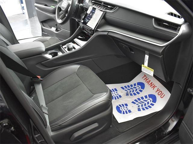 Photo of 2025 Diamond Black Crystal Pearlcoat Jeep Grand Cherokee