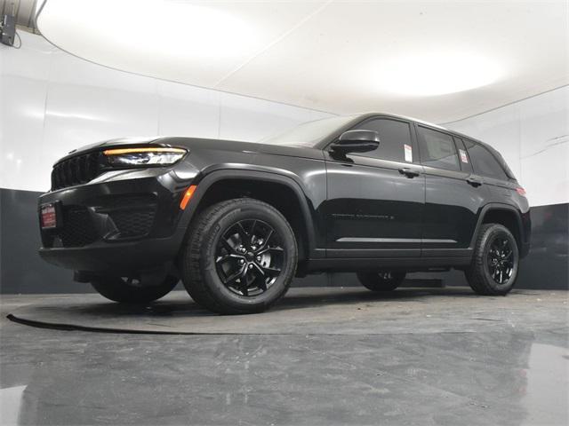 Photo of 2025 Diamond Black Crystal Pearlcoat Jeep Grand Cherokee