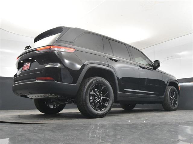 Photo of 2025 Diamond Black Crystal Pearlcoat Jeep Grand Cherokee