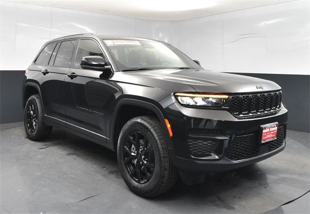 Photo of 2025 Diamond Black Crystal Pearlcoat Jeep Grand Cherokee