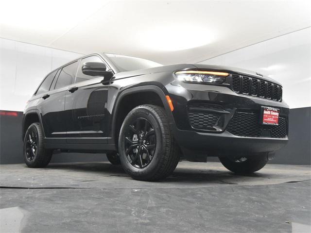 Photo of 2025 Diamond Black Crystal Pearlcoat Jeep Grand Cherokee
