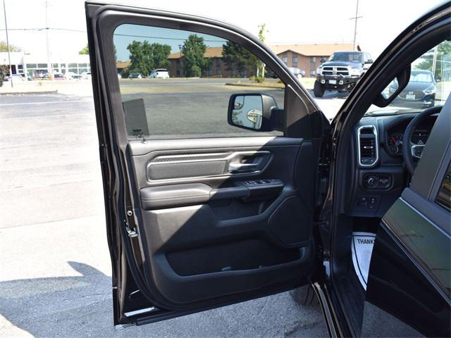 Photo of 2026 Diamond Black Crystal Pearlcoat RAM 1500