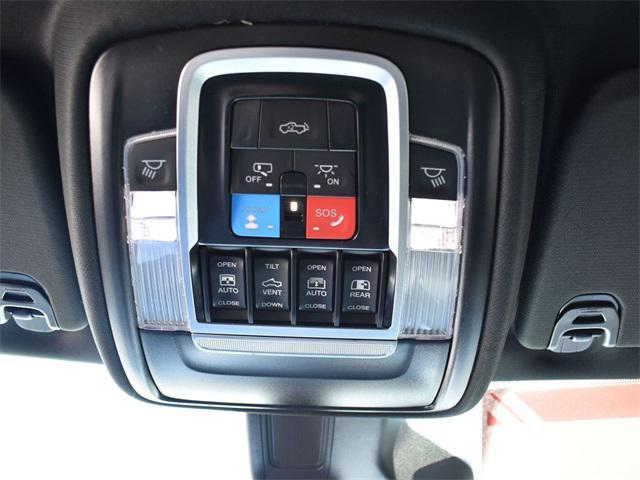 Photo of 2026 Diamond Black Crystal Pearlcoat RAM 1500