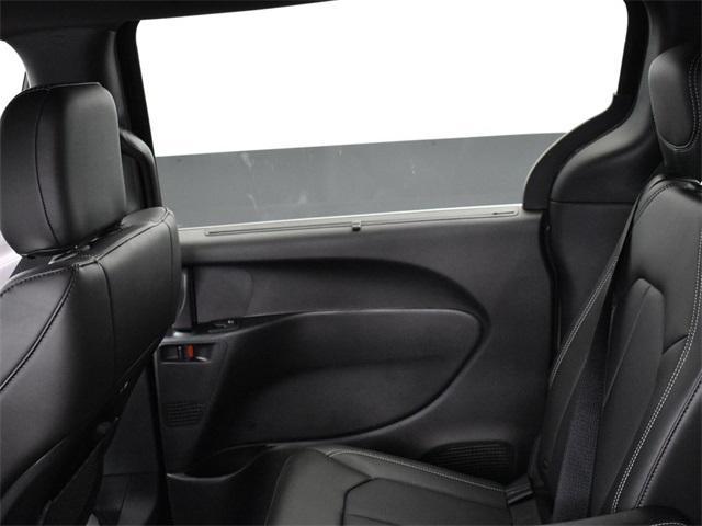 Photo of 2025 Diamond Black Crystal Pearlcoat Chrysler Pacifica