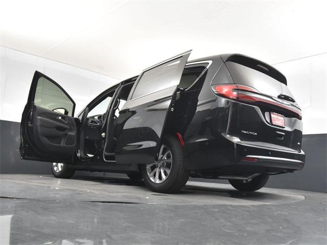 Photo of 2025 Diamond Black Crystal Pearlcoat Chrysler Pacifica