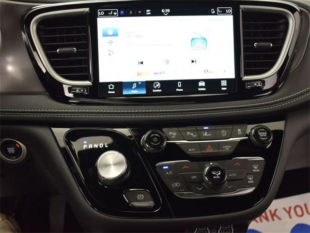 Photo of 2025 Diamond Black Crystal Pearlcoat Chrysler Pacifica
