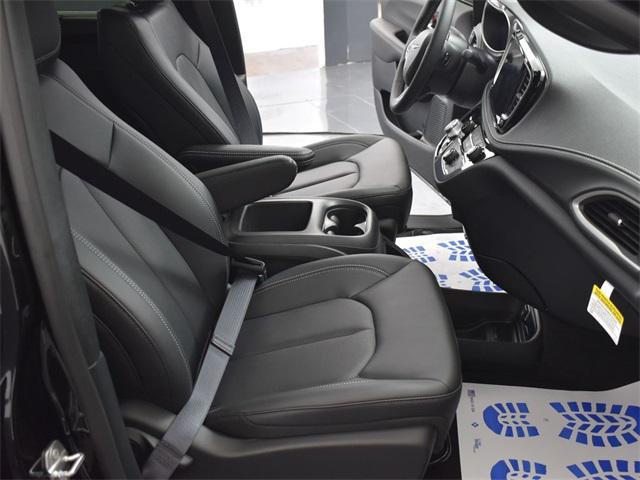 Photo of 2025 Diamond Black Crystal Pearlcoat Chrysler Pacifica