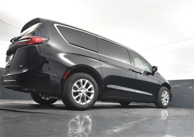 Photo of 2025 Diamond Black Crystal Pearlcoat Chrysler Pacifica