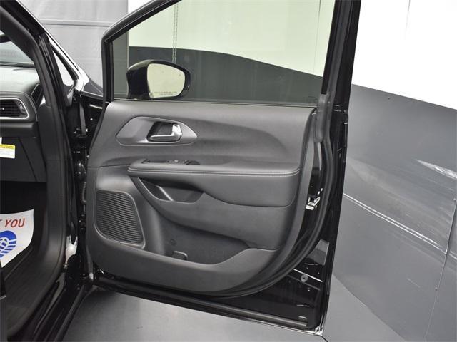 Photo of 2025 Diamond Black Crystal Pearlcoat Chrysler Pacifica