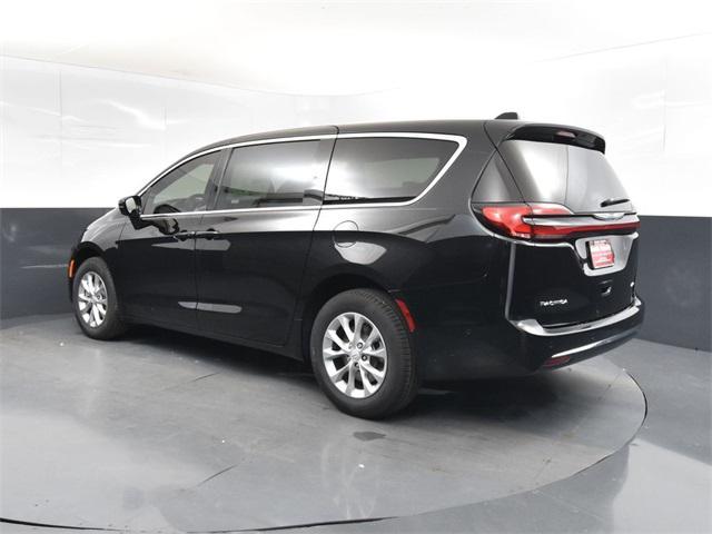 Photo of 2025 Diamond Black Crystal Pearlcoat Chrysler Pacifica