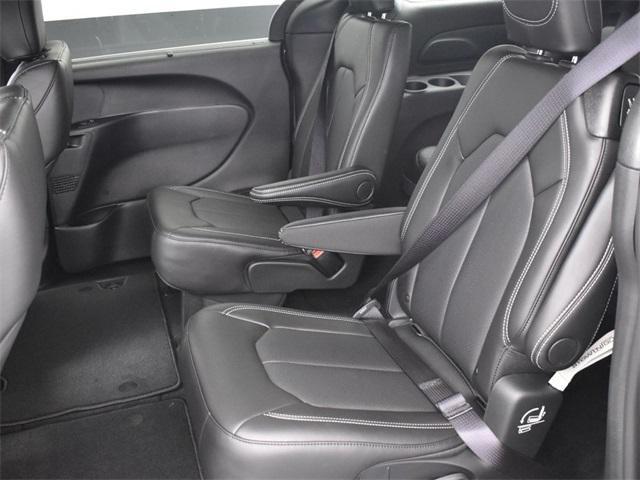 Photo of 2025 Diamond Black Crystal Pearlcoat Chrysler Pacifica