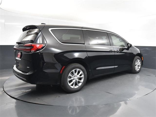 Photo of 2025 Diamond Black Crystal Pearlcoat Chrysler Pacifica