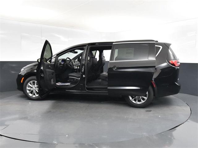 Photo of 2025 Diamond Black Crystal Pearlcoat Chrysler Pacifica
