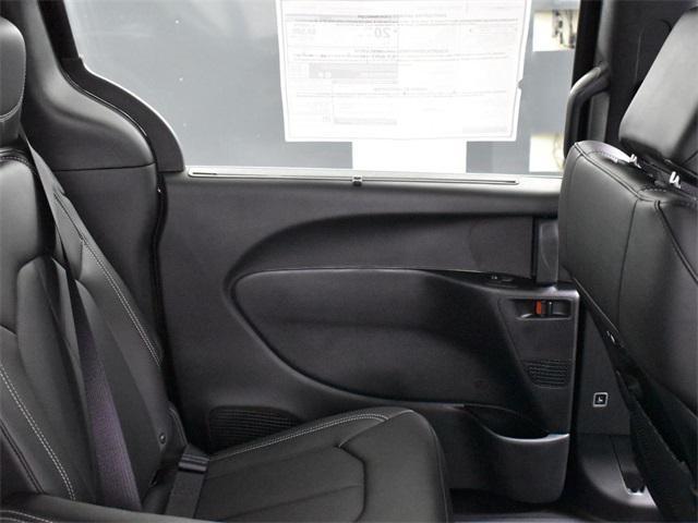 Photo of 2025 Diamond Black Crystal Pearlcoat Chrysler Pacifica
