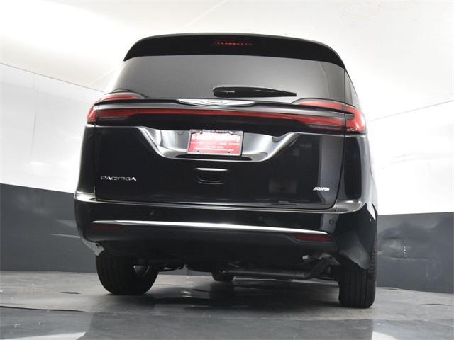 Photo of 2025 Diamond Black Crystal Pearlcoat Chrysler Pacifica