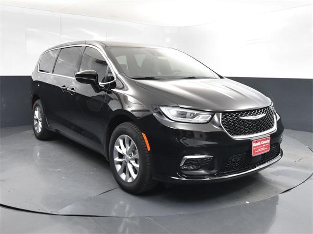 Photo of 2025 Diamond Black Crystal Pearlcoat Chrysler Pacifica