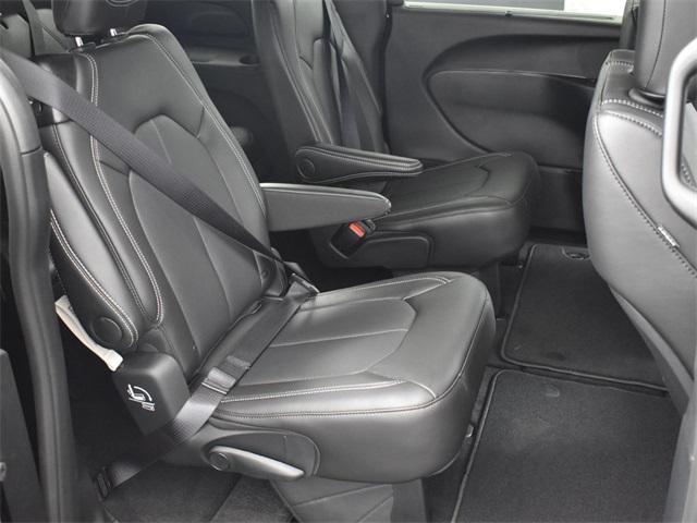 Photo of 2025 Diamond Black Crystal Pearlcoat Chrysler Pacifica