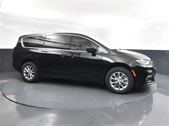 Photo of 2025 Diamond Black Crystal Pearlcoat Chrysler Pacifica