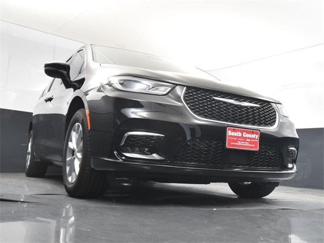 Photo of 2025 Diamond Black Crystal Pearlcoat Chrysler Pacifica