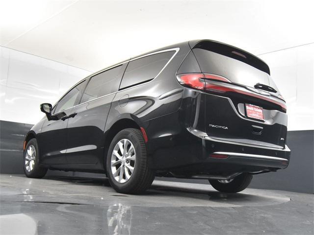 Photo of 2025 Diamond Black Crystal Pearlcoat Chrysler Pacifica