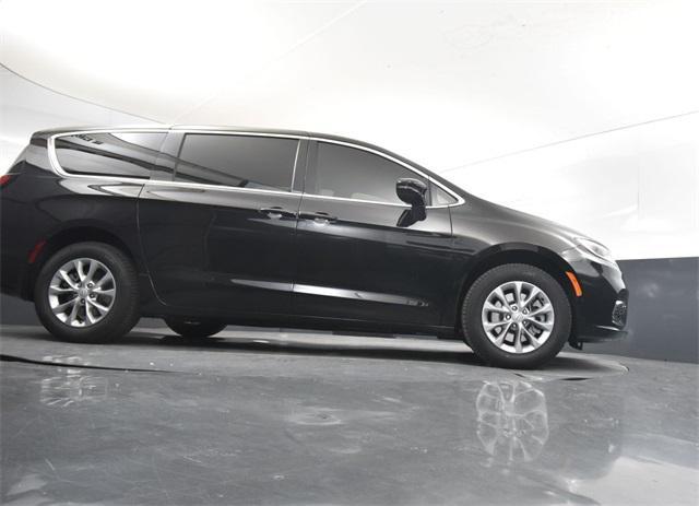 Photo of 2025 Diamond Black Crystal Pearlcoat Chrysler Pacifica