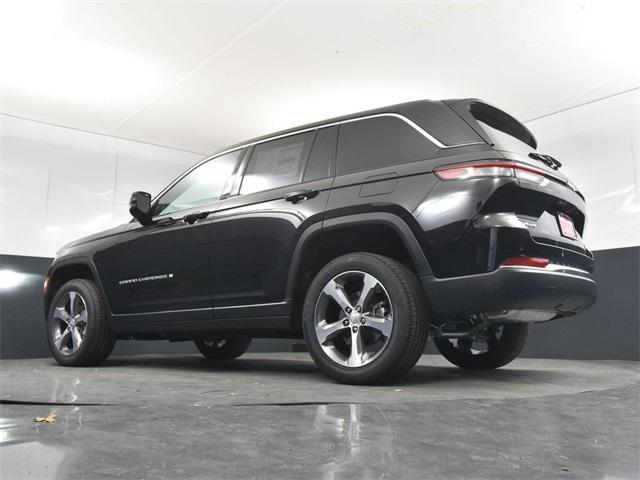 Photo of 2025 Diamond Black Crystal Pearlcoat Jeep Grand Cherokee