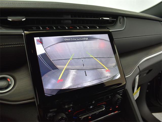 Photo of 2025 Diamond Black Crystal Pearlcoat Jeep Grand Cherokee