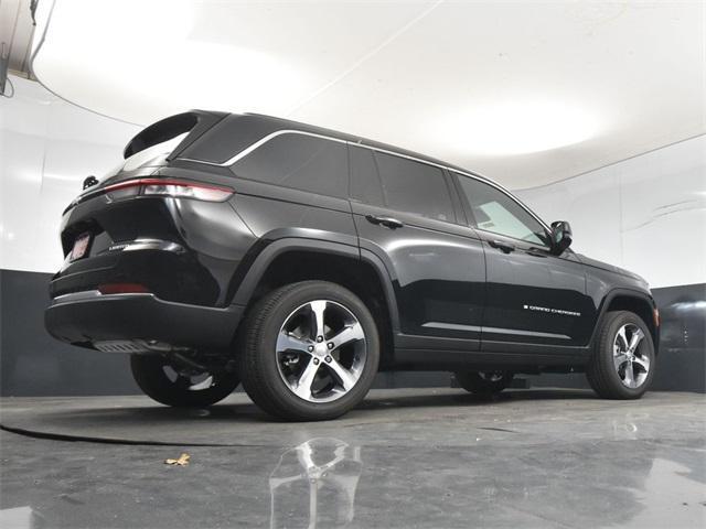 Photo of 2025 Diamond Black Crystal Pearlcoat Jeep Grand Cherokee