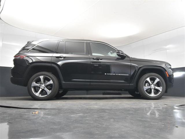 Photo of 2025 Diamond Black Crystal Pearlcoat Jeep Grand Cherokee