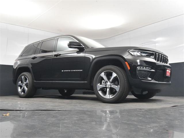 Photo of 2025 Diamond Black Crystal Pearlcoat Jeep Grand Cherokee