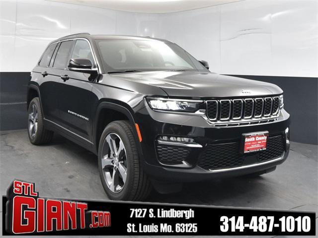 Photo of 2025 Diamond Black Crystal Pearlcoat Jeep Grand Cherokee