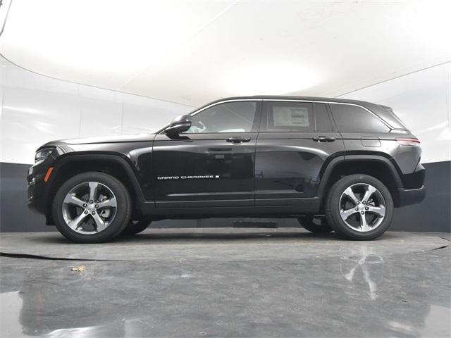 Photo of 2025 Diamond Black Crystal Pearlcoat Jeep Grand Cherokee