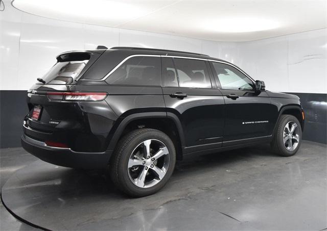 Photo of 2025 Diamond Black Crystal Pearlcoat Jeep Grand Cherokee