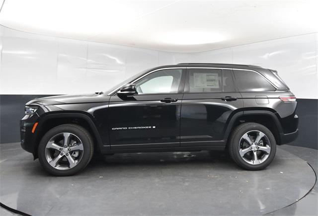 Photo of 2025 Diamond Black Crystal Pearlcoat Jeep Grand Cherokee
