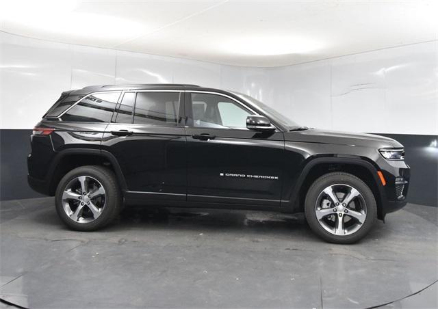 Photo of 2025 Diamond Black Crystal Pearlcoat Jeep Grand Cherokee