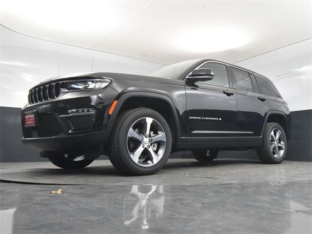 Photo of 2025 Diamond Black Crystal Pearlcoat Jeep Grand Cherokee