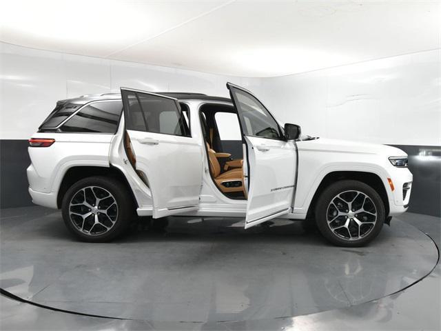 Photo of 2024 Bright White Clearcoat Jeep Grand Cherokee