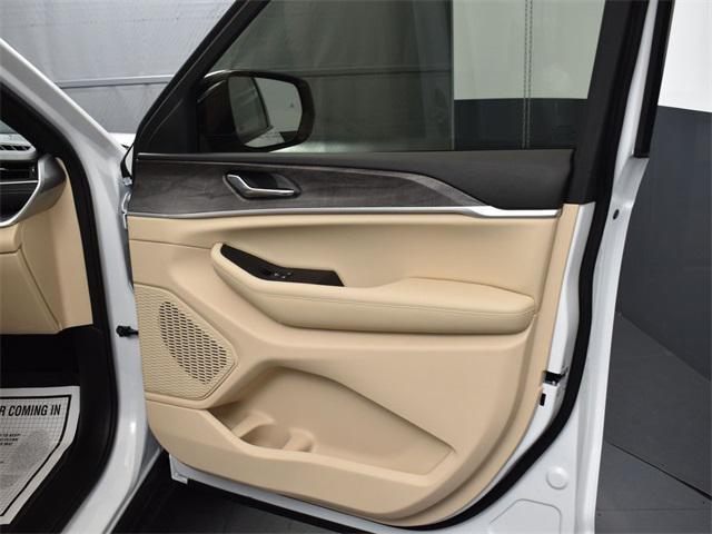 Photo of 2025 Bright White Clearcoat Jeep Grand Cherokee L
